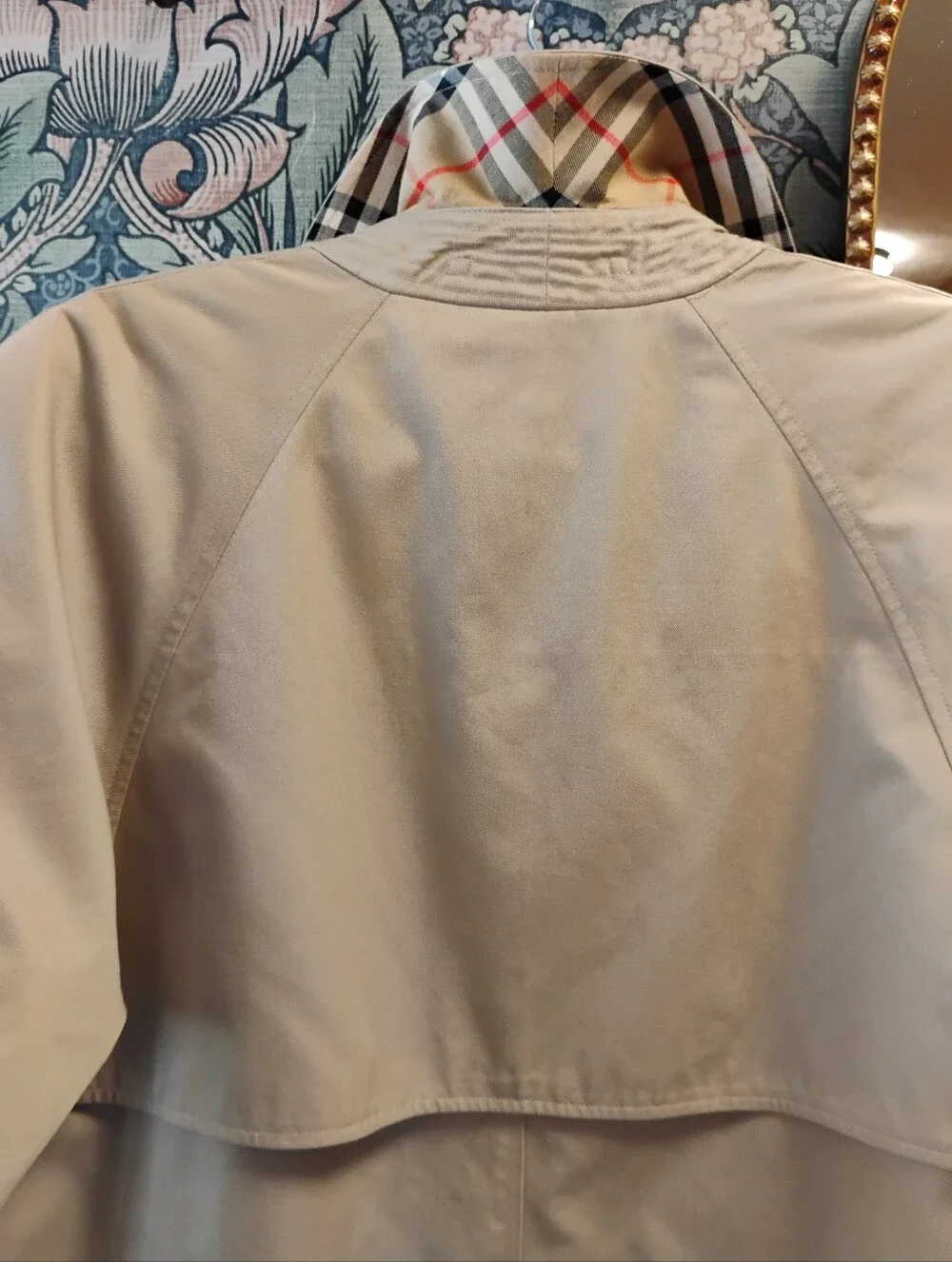Vintage Burberry Classic Beige Trench Coat with Plaid Lining - Picture 6 of 11